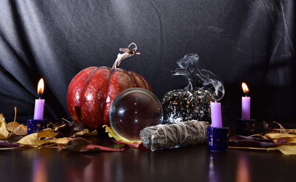 Symbolisch beeld voor Samhain – ritueel licht en elementen voor verstilling en transformatie